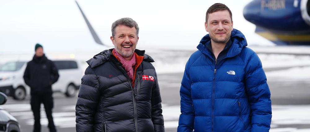 Dänemarks König Frederik X. (l), und Grönlands Premierminister Jens-Frederik Nielsen treffen in Nuuk, Grönland, ein.