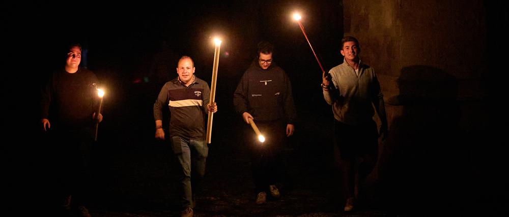 Mit Kerzen machen die Betroffenen Licht während des Stromausfalls auf der iberischen Halbinsel.