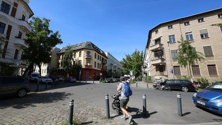 Ein Mann schiebt einen Kinderwagen über eine Straße in der Brandenburger Vorstadt in Potsdam. 