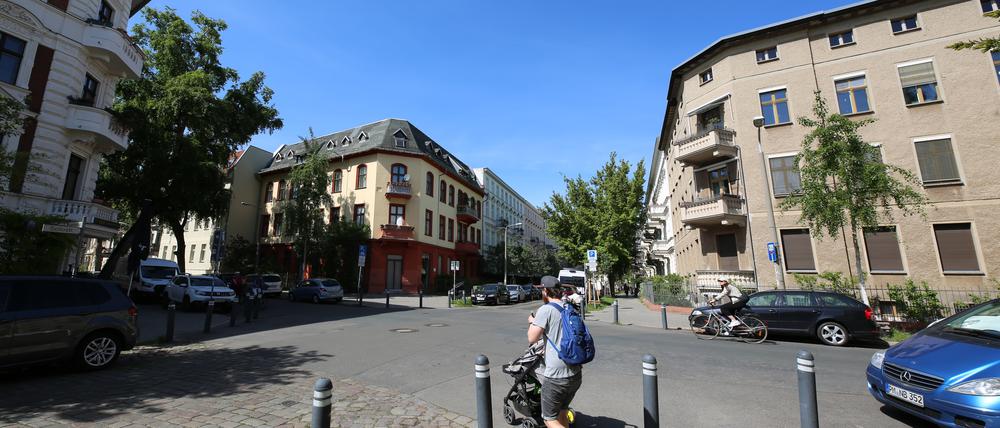 Ein Mann schiebt einen Kinderwagen über eine Straße in der Brandenburger Vorstadt in Potsdam. 