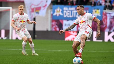 David Raum (r) könnte gegen die Bayern wieder in Leipzigs Startelf stehen.