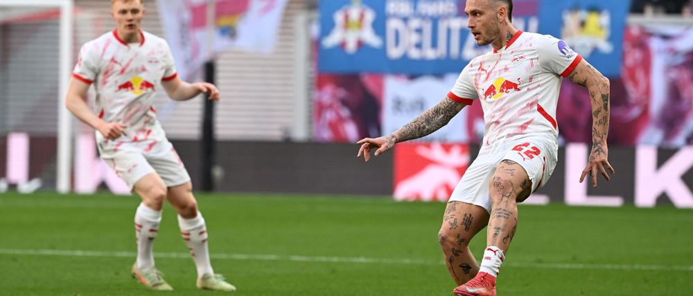 David Raum (r) könnte gegen die Bayern wieder in Leipzigs Startelf stehen.