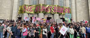 Proteste gegen eine mögliche Privatisierung der landeseigenen Bühnen am 29.4.2025 vor der Volksbühne. 