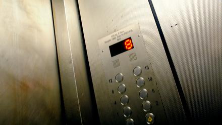 Fahrstuhl bis zur 13. Etage in einem Mietshaus am Alexanderplatz.
