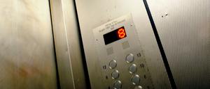 Fahrstuhl bis zur 13. Etage in einem Mietshaus am Alexanderplatz.