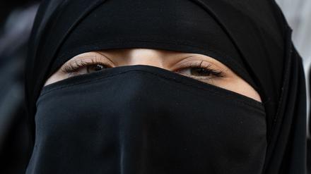 Manche muslimische Frauen verschleiern sich fast vollständig. (Symbolbild)