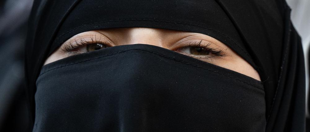 Manche muslimische Frauen verschleiern sich fast vollständig. (Symbolbild)