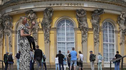 Touristen am Schloss im Park Sanssouci.
