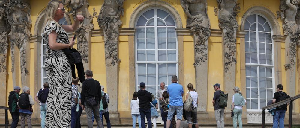 Touristen am Schloss im Park Sanssouci.