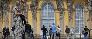 Touristen am Schloss im Park Sanssouci.