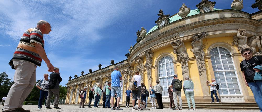 Die Zahl der Touristen in den Potsdamer Schlössern wächst wieder. Im Park Sanssouci kostet der Besuch ab 2026 Eintritt.