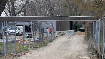 Bauzäune vor dem Eingangsgebäude am Strandbad Babelsberg