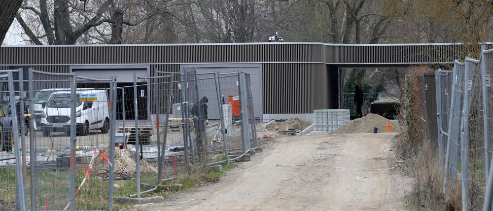 Bauzäune vor dem Eingangsgebäude am Strandbad Babelsberg