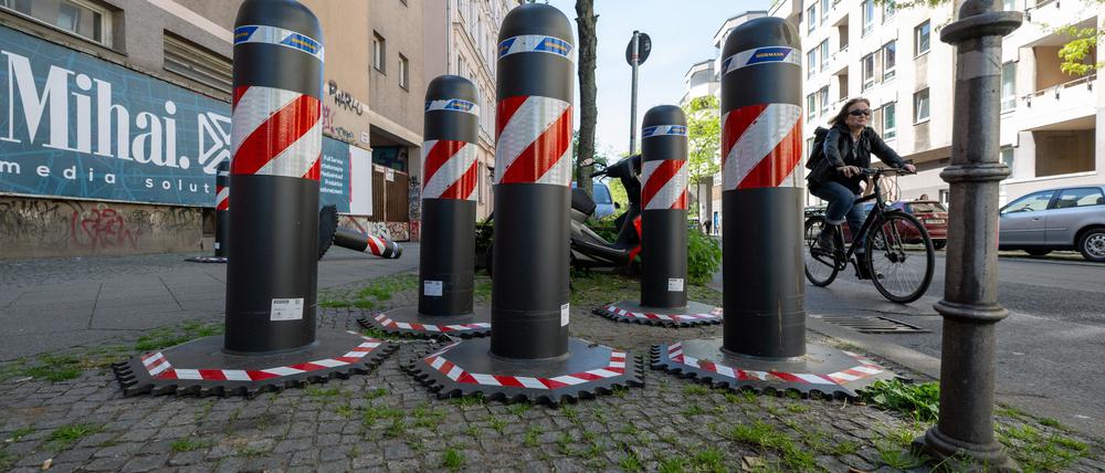 Mit schweren mobilen Pollern schützt die Berliner Polizei die Demonstrationen und Feste am 1. Mai vor Amok- oder Terrorfahrten.