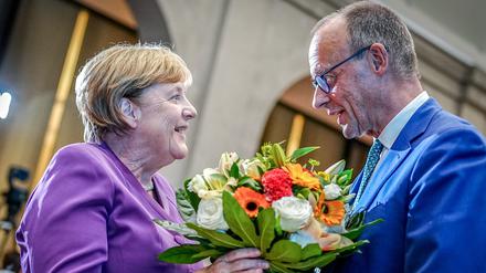 Austausch von Nettigkeiten im September letzten Jahres: CDU-Chef Friedrich Merz überreicht Angela Merkel zum 70. Geburtstag einen Blumenstrauß.