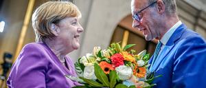 Austausch von Nettigkeiten im September letzten Jahres: CDU-Chef Friedrich Merz überreicht Angela Merkel zum 70. Geburtstag einen Blumenstrauß.