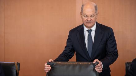 Bundeskanzler Olaf Scholz (SPD), wartet auf den Beginn der Sitzung des Bundeskabinett im Kanzleramt.