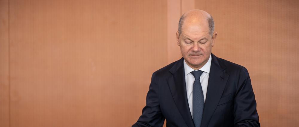 Bundeskanzler Olaf Scholz (SPD), wartet auf den Beginn der Sitzung des Bundeskabinett im Kanzleramt.