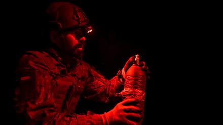 Ukrainischer Soldat mit Kampfdrohne 