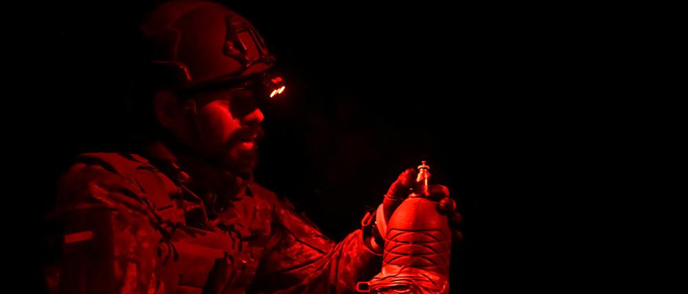Ukrainischer Soldat mit Kampfdrohne