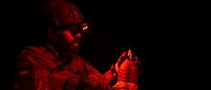 Ukrainischer Soldat mit Kampfdrohne 