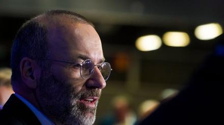 Der CSU-Politiker Manfred Weber ist beim Parteitag der Europäischen Volkspartei (EVP) in Valencia für eine zweite Amtszeit von drei Jahren gewählt worden.