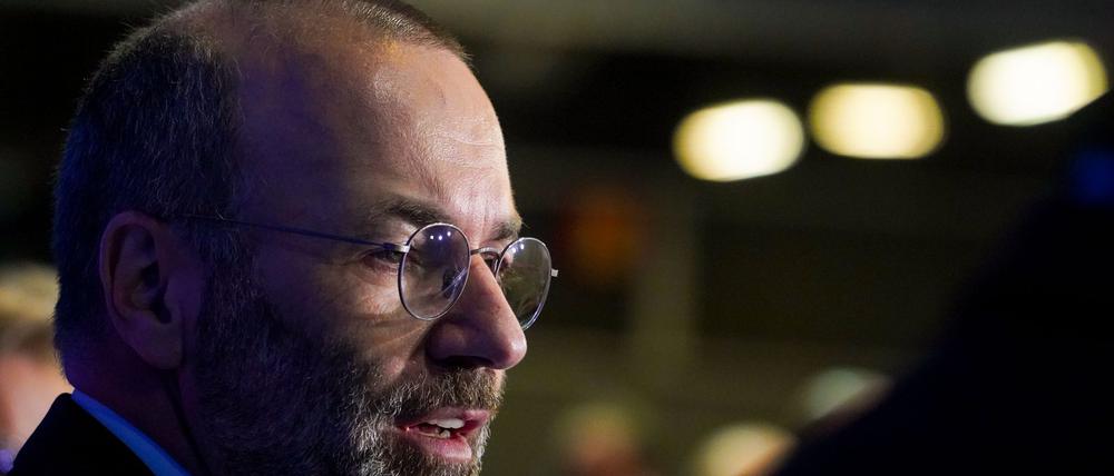 Der CSU-Politiker Manfred Weber ist beim Parteitag der Europäischen Volkspartei (EVP) in Valencia für eine zweite Amtszeit von drei Jahren gewählt worden.