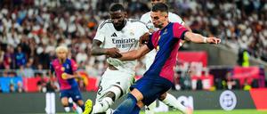 Im Pokalfinale gegen den FC Barcelona leistete sich Antonio Rüdiger (l) einen heftigen Aussetzer.