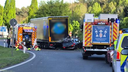 Polizei und Feuerwehr sichern den Unfallort auf einem Rastplatz an der A10.
