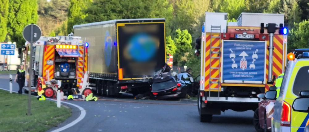 Polizei und Feuerwehr sichern den Unfallort auf einem Rastplatz an der A10.