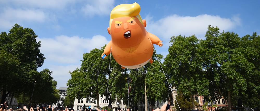 London: Ein Ballon, der den US-Präsidenten Trump als Baby darstellt, fliegt über dem Parliament Square.