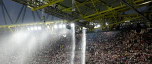 Der Kletterer hatte sich in der Dachkonstruktion des Stadions aufgehalten. Das Spiel war wegen eines Gewitters unterbrochen worden (Archivfoto)