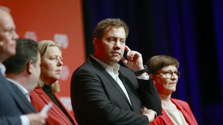 Matthias Miersch (l-r), SPD-Generalsekretär,  Hubertus Heil (SPD), geschäftsführender Bundesminister für Arbeit und Soziales, Bärbel Bas (SPD), ehemalige Bundestagspräsidentin, Lars Klingbeil, Bundesvorsitzender der SPD, und Saskia Esken, SPD-Bundesvorsitzende, stellen sich während der Dialogkonferenz zum SPD-Mitgliedervotum den Fragen der Teilnehmer. 