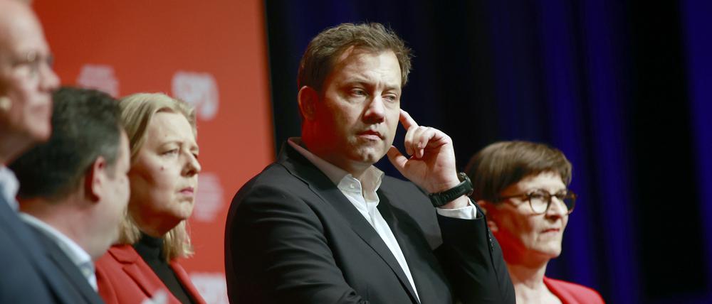 Matthias Miersch (l-r), SPD-Generalsekretär,  Hubertus Heil (SPD), geschäftsführender Bundesminister für Arbeit und Soziales, Bärbel Bas (SPD), ehemalige Bundestagspräsidentin, Lars Klingbeil, Bundesvorsitzender der SPD, und Saskia Esken, SPD-Bundesvorsitzende, stellen sich während der Dialogkonferenz zum SPD-Mitgliedervotum den Fragen der Teilnehmer. 
