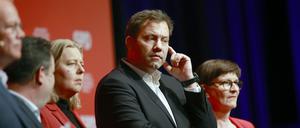 Matthias Miersch (l-r), SPD-Generalsekretär, Hubertus Heil (SPD), geschäftsführender Bundesminister für Arbeit und Soziales, Bärbel Bas (SPD), ehemalige Bundestagspräsidentin, Lars Klingbeil, Bundesvorsitzender der SPD, und Saskia Esken, SPD-Bundesvorsitzende, stellen sich während der Dialogkonferenz zum SPD-Mitgliedervotum den Fragen der Teilnehmer.