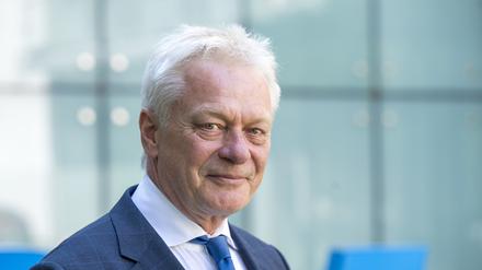 Der designierte Bundeslandwirtschaftsminister Alois Rainer steht nach der CSU-Vorstandssitzung für ein Porträt im Innenhof der Parteizentrale.