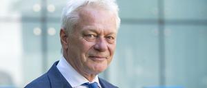 Der designierte Bundeslandwirtschaftsminister Alois Rainer steht nach der CSU-Vorstandssitzung für ein Porträt im Innenhof der Parteizentrale.