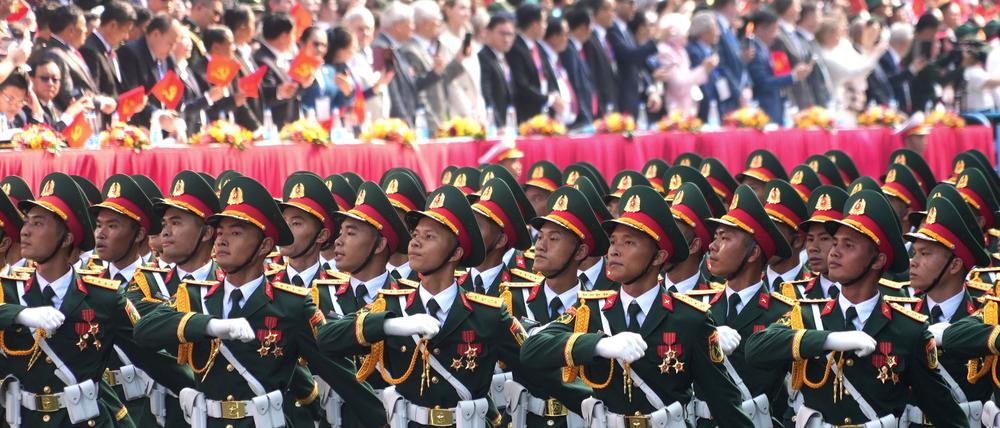 13.000 Soldaten und Polizisten nahmen an der riesigen Parade teil. 