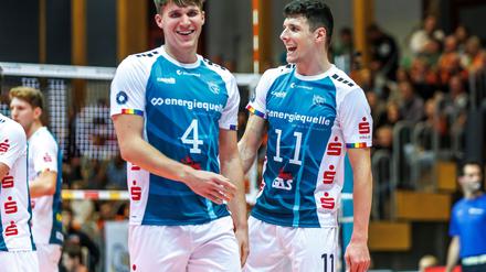 Theo Timmermann (r.) bleibt bei den Netzhoppers.