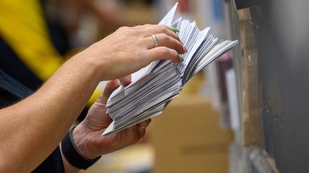 Noch werden massenhaft Briefe verschickt in Deutschland - aber wie lange noch? Hier eine Post-Mitarbeiterin in einem Zustellstützpunkt bei der Arbeit.