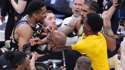 Milwaukees Starspieler Giannis Antetokounmpo (l) war nach dem Playoff-Aus bei den Indiana Pacers kaum zu bändigen.