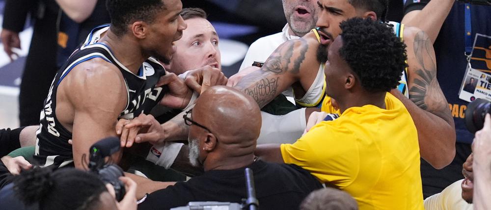 Milwaukees Starspieler Giannis Antetokounmpo (l) war nach dem Playoff-Aus bei den Indiana Pacers kaum zu bändigen.