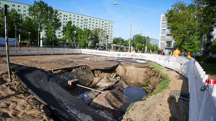 Im Geh- und Radweg auf der Mollstraße klafft ein riesiges Loch.
