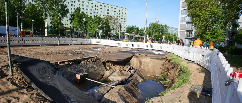 Im Geh- und Radweg auf der Mollstraße klafft ein riesiges Loch.