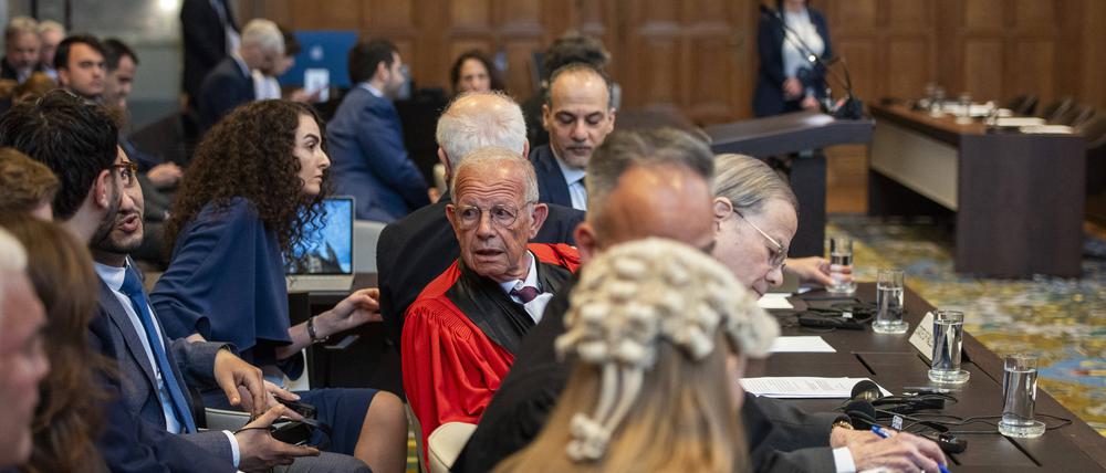 Rechtsprofessor Alain Pellet, der Palästina juristisch berät, im Saal des Internationalen Gerichtshofs in Den Haag.