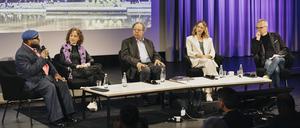 Jahrespressekonferenz des Deutschen Symphonie-Orchesters Berlin im Haus der Kulturen der Welt. Von links nach rechts: Bonaventure Soh Bejeng Ndikung, Marlene Brüggen, George E. Lewis, Claudia Benker-Schreiber und Thomas Schmidt-Ott.