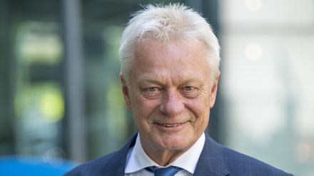 Der designierte Bundeslandwirtschaftsminister Alois Rainer steht nach der CSU-Vorstandssitzung für ein Porträt im Innenhof der Parteizentrale. 