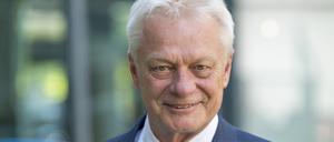 Der designierte Bundeslandwirtschaftsminister Alois Rainer steht nach der CSU-Vorstandssitzung für ein Porträt im Innenhof der Parteizentrale. 