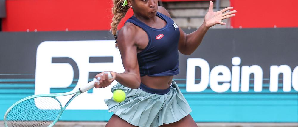 Coco Gauff schlägt beim Tennisturnier in Berlin auf. 