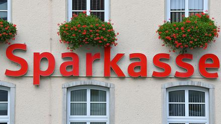 Nach einem spektakulären Einbruch in eine Strausberger Sparkasse suchen die Ermittler nach weiteren Tätern. (Archivbild)